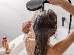 Kadeřnické triky, správné načasování péče a pár chytrých účesů dokážou prodloužit svěžest vlasů o několik dní, aniž byste je museli mýt každý den.