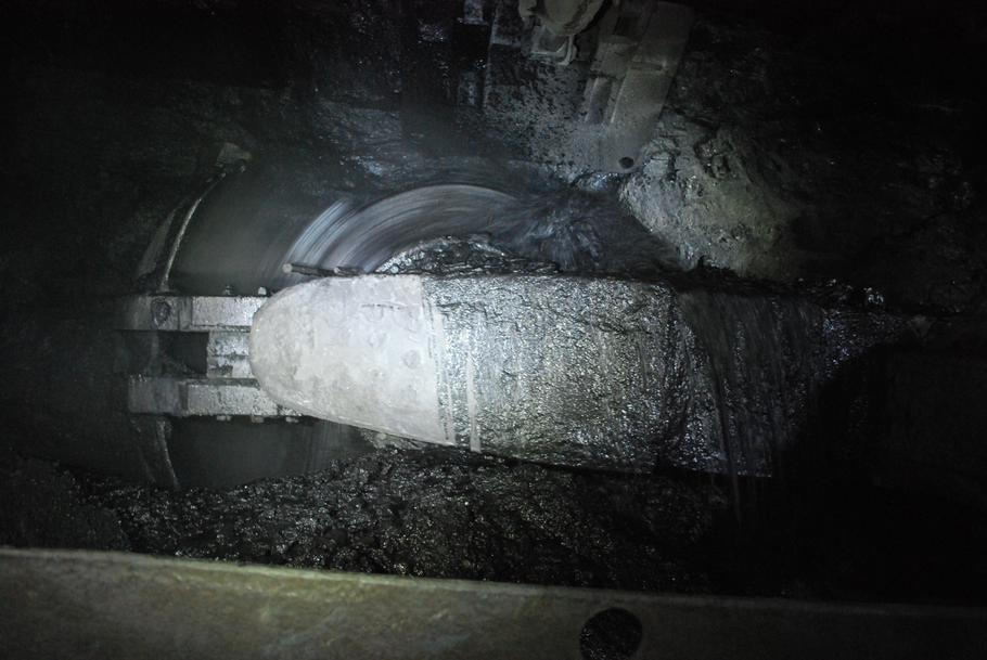 Kombajn v porubu kope poslední metry černého uhlí, které tu ještě zbývají.