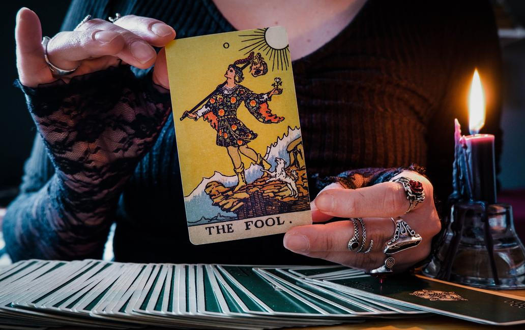 Tarotová karta Blázen (číslo 0) symbolizuje nové začátky, svobodu, spontánnost, nevinnost a odvahu vykročit do neznáma.