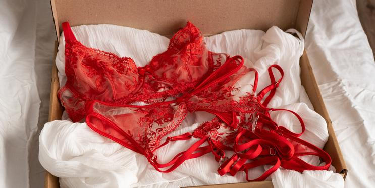 V Itálii si lidé tradičně na Silvestra a Nový rok oblékají červené spodní prádlo. Jde už téměř o (milou) povinnost, známou od dob středověku.