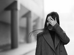 "Otevřela jsem a na prahu stála žena tak kolem padesátky, v kabátě, který vypadal, jako by ho celý rok nosila na znamení smutku," začíná své vyprávění kartářka Linda.