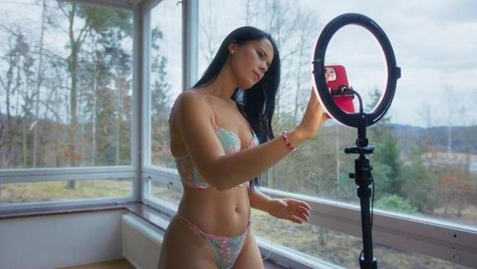 OnlyFans, nahota, kontakt, Virtuální přítelkyně