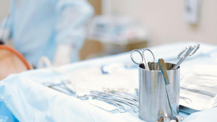 "Prsty se dají přišít i po osmi hodinách, někdy dokonce i po deseti hodinách," říká vedoucí lékař Kliniky plastické chirurgie při Fakultní nemocnici Královské Vinohrady v Praze Jiří Bayer.