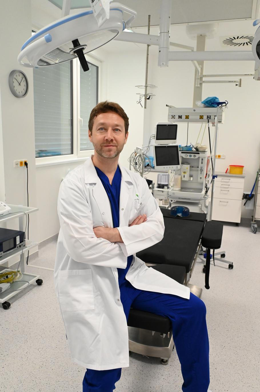 Vedoucí lékař Kliniky plastické chirurgie při Fakultní nemocnici Královské Vinohrady v Praze Jiří Bayer.