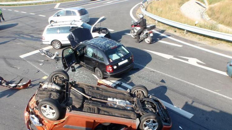 Nehoda tří aut zablokovala dálnici D1