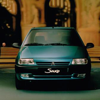 Svět miniaut dnes výrobci hojně opouštějí, protože se finančně nevyplatí. Byla ale doba, kdy se do něj hrnuli ve velkém. Tak se před třiceti lety objevilo Saxo, nástupce letitého Citroënu AX. Dostalo také dvojče v podobě druhé generace Peugeotu 106, která také může být veteránem. Obě auta se dodávala s trojicí i pěticí dveří, a během života dokonce dostala i diesel. Vzácná je elektrická verze. Nástupcem se mimochodem staly typy C1, respektive 107 z Kolína.