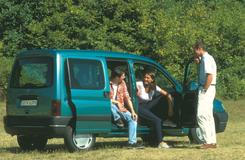 Též populární dodávky Citroën Berlingo a Peugeot Partner letos oslaví na podzim třicáté narozeniny. Obě automobilky tímto modelem v osobní verzi reagovaly na rostoucí poptávku po velkoprostorových autech, zároveň ale za přijatelné peníze. Proto základ v malé dodávce. Popularita podobného typu vozů rychle rostla, pohrobci první generace se dokonce dělají dodnes v Latinské Americe.