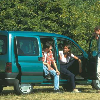 Též populární dodávky Citroën Berlingo a Peugeot Partner letos oslaví na podzim třicáté narozeniny. Obě automobilky tímto modelem v osobní verzi reagovaly na rostoucí poptávku po velkoprostorových autech, zároveň ale za přijatelné peníze. Proto základ v malé dodávce. Popularita podobného typu vozů rychle rostla, pohrobci první generace se dokonce dělají dodnes v Latinské Americe.