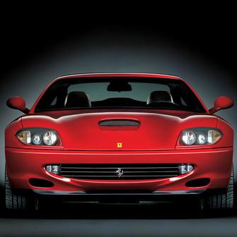 Ferrari v polovině 90. let mohutně okysličovalo svou nabídku. V roce 1995 přijel model F50, v roce 1996 pak dvanáctiválcové kupé 550 Maranello s motorem vpředu. Tuto koncepci mělo dvanáctiválcové Ferrari poprvé od 70. let. Design navrhl Pininfarina, který o pár let později vytvořil i limitovanou otevřenou verzi Barchetta.