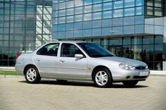 Důkladně přepracované první Mondeo, které Ford označuje jako druhou generaci, také oslavuje třicáté narozeniny. Kromě nového designu přivezlo auto nový podvozek i nižší hmotnost, stále přitom v kabátku sedanu, liftbacku nebo kombi. V roce 1997 nabídku doplnila sportovní verze ST, zbrusu nový nástupce přijel v roce 2000.