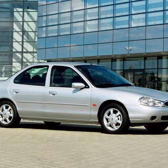 Důkladně přepracované první Mondeo, které Ford označuje jako druhou generaci, také oslavuje třicáté narozeniny. Kromě nového designu přivezlo auto nový podvozek i nižší hmotnost, stále přitom v kabátku sedanu, liftbacku nebo kombi. V roce 1997 nabídku doplnila sportovní verze ST, zbrusu nový nástupce přijel v roce 2000.