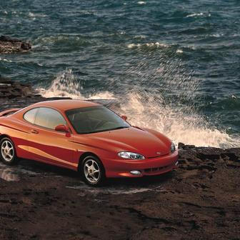 Dnešním pohledem se to může zdát nečekané, ale před třiceti lety Hyundai aktivně pronikalo mezi dvoudveřová kupé. Jeho Coupé vycházelo technicky z modelu Lantra, měl ale zajímavější vnější design. Pod kapotou byly výhradně čtyřválce, nejsilnější dvoulitr nabídl 102 kW.