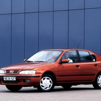 Primera je připomínkou doby, kdy byl Nissan úspěšný i ve střední třídě a jeho druhá generace z britského Sunderlandu byla očekávanou novinkou. Řadu technických prvků včetně třeba víceprvkové nápravy si auto půjčilo z tehdy asi rok starých modelů Maxima a Almera, oproti předchozí Primeře pak novinka nabídla více místa. Pod kapotou byly benzinové motory doplněné turbodieselem, zpočátku se auto nabízelo jako liftback a sedan. Kombi dorazilo později.