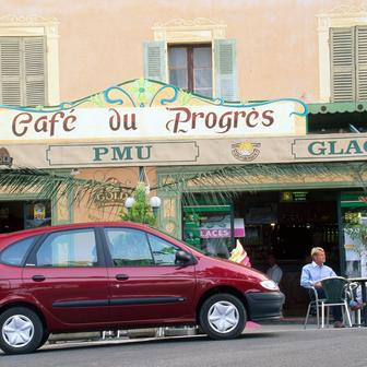 První Mégane oslavil třicet let loni, letos se k němu přidává i odvozené MPV Scénic. První tři roky se auto dokonce prodávalo jaké Mégane Scénic, až při modernizaci v roce 1999 se z něj stala samostatná řada. Šlo každopádně o průkopníka kompaktních MPV na evropském trhu, až později se přidaly Opel Zafira nebo Citroën Xsara Picasso. Vtip byl hlavně ve zvýšené karoserii, která tak nabídla potřebnou vzdušnost i když na půdorysu klasického kompaktu. Veteránské značky pak nově může dostat i první Mégane s karoserií sedan.