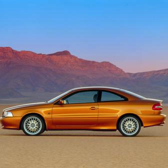 Kupé a o několik let později i kabriolet s označením C70 sice byly od začátku okrajovými, ale i díky nadčasovému designu nezapomenutelnými modely. Na podzim 1996 to bylo první opravdové kupé švédské automobilky od modelu P1800, jehož produkce skončila počátkem 70. let. Základem byla technika modelu 850, pod kapotou se střídaly různé pětiválce. Do roku 2002 nakonec vzniklo 27 tisíc kupé, kabriolety byly úspěšnější.