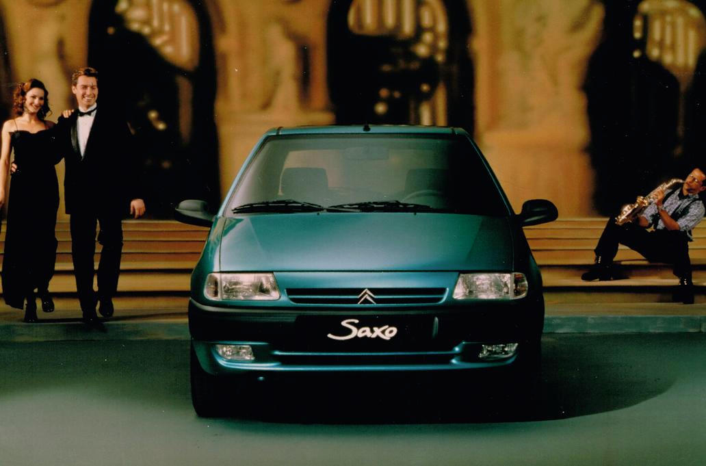 Svět miniaut dnes výrobci hojně opouštějí, protože se finančně nevyplatí. Byla ale doba, kdy se do něj hrnuli ve velkém. Tak se před třiceti lety objevilo Saxo, nástupce letitého Citroënu AX. Dostalo také dvojče v podobě druhé generace Peugeotu 106, která také může být veteránem. Obě auta se dodávala s trojicí i pěticí dveří, a během života dokonce dostala i diesel. Vzácná je elektrická verze. Nástupcem se mimochodem staly typy C1, respektive 107 z Kolína.