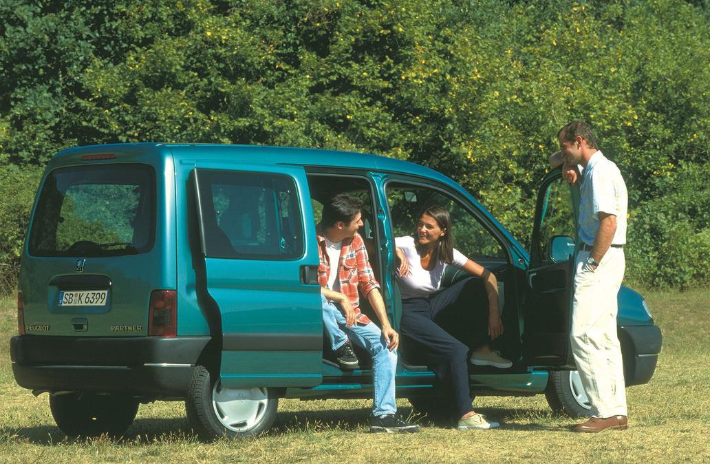 Též populární dodávky Citroën Berlingo a Peugeot Partner letos oslaví na podzim třicáté narozeniny. Obě automobilky tímto modelem v osobní verzi reagovaly na rostoucí poptávku po velkoprostorových autech, zároveň ale za přijatelné peníze. Proto základ v malé dodávce. Popularita podobného typu vozů rychle rostla, pohrobci první generace se dokonce dělají dodnes v Latinské Americe.