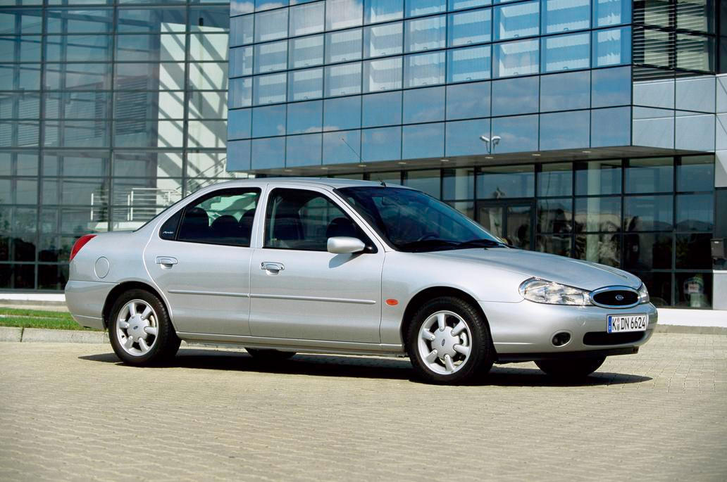 Důkladně přepracované první Mondeo, které Ford označuje jako druhou generaci, také oslavuje třicáté narozeniny. Kromě nového designu přivezlo auto nový podvozek i nižší hmotnost, stále přitom v kabátku sedanu, liftbacku nebo kombi. V roce 1997 nabídku doplnila sportovní verze ST, zbrusu nový nástupce přijel v roce 2000.