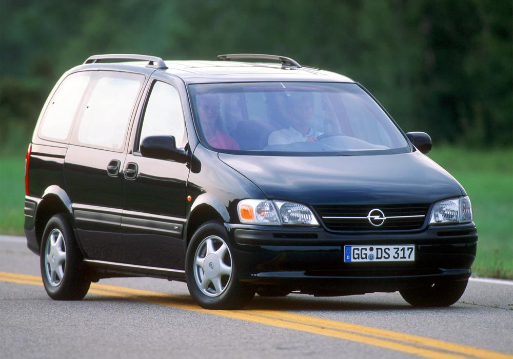 Třicet let má v roce 2026 Opel Vectra B s karoserií kombi a rovněž zapomenuté velké MPV Sintra těžící z technicky koncernu GM, kam Opel tehdy patřil. Stejné auto se totiž docela úspěšně prodávalo v USA jako Chevrolet nebo Pontiac. Ostatně Sintra se v Americe i vyráběla. Jenže prodejně nikdy neprorazila jako rivalové, na čemž se podílel i katastrofální crash test v roce 1998 a nedostatečná kvalita materiálů a zpracování. Výroba skončila v roce 1999.