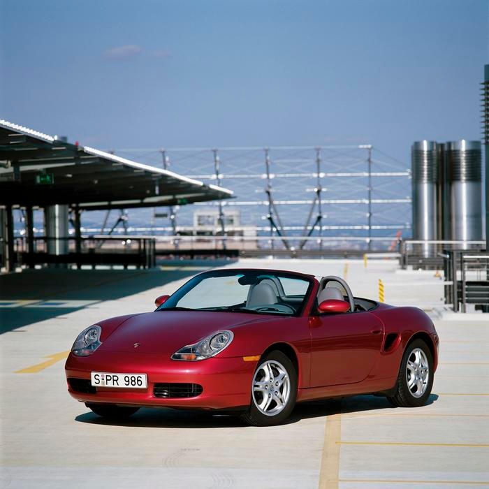 Porsche se v 90. letech povedlo dostat z krize a k veleúspěšné 911 se před třiceti lety přidala menší a levnější řada Boxster. Dvoumístný roadster s plochým šestiválcem předznamenal, kam se bude designově ubírat nová 911 řady 996, a zároveň se ukázal být prodejní trefou. Vedle plátěné střechy se Boxster nabízel i s odnímatelnou pevnou střechou.