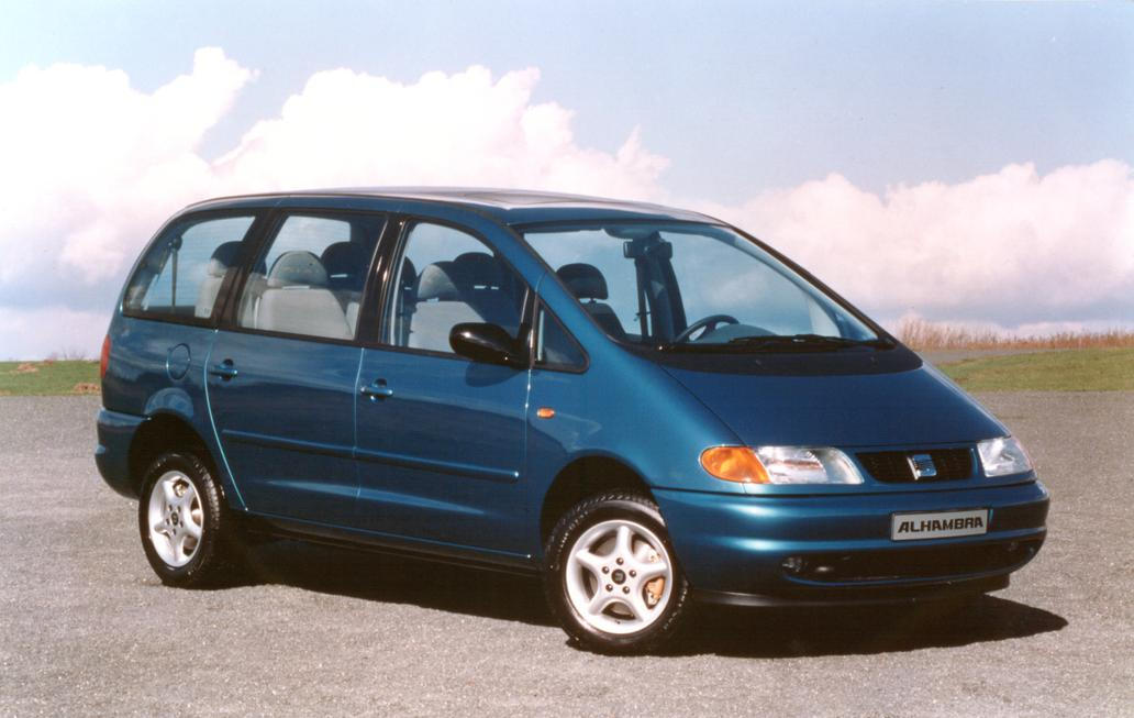 Ford Galaxy a Volkswagen Sharan dosáhly veteránské plnoletosti loni, Seat Alhambra je následuje letos. Technicky se od sebe trojice moc neliší, designově se pak i Alhambra snažila přinést prvky typické pro další modely španělského výrobce. Pod kapotou byla mimo jiné i devatenáctistovka TDI, výroba probíhala v portugalském závodě založeném jako společný podnik VW a Fordu, jenž se ale ještě během 90. let rozpadl.