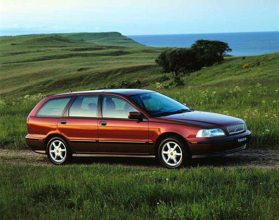 Začátkem roku 1996 doplnilo sedan S40 v nabídce Volva i praktičtější kombi V40. Oba modely vznikly ve spolupráci s Mitsubishi, stejnou platformu i výrobu v Nizozemsku měl též japonský model Carisma. Kromě líbivého designu zaujalo auto i pověstnou švédskou bezpečností: S40 se stala v roce 1997 prvním modelem vůbec s čtyřhvězdičkovým hodnocením v nárazových testech Euro NCAP.