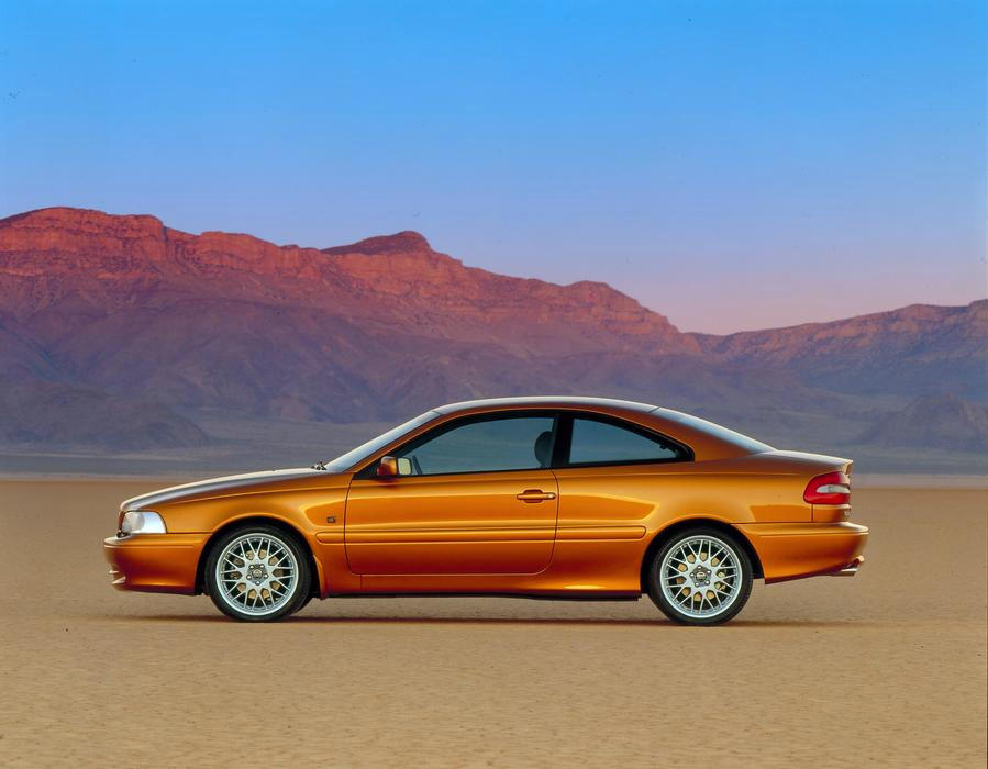 Kupé a o několik let později i kabriolet s označením C70 sice byly od začátku okrajovými, ale i díky nadčasovému designu nezapomenutelnými modely. Na podzim 1996 to bylo první opravdové kupé švédské automobilky od modelu P1800, jehož produkce skončila počátkem 70. let. Základem byla technika modelu 850, pod kapotou se střídaly různé pětiválce. Do roku 2002 nakonec vzniklo 27 tisíc kupé, kabriolety byly úspěšnější.