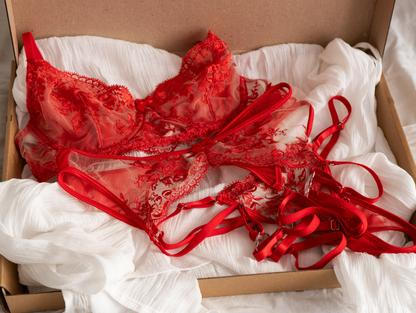 V Itálii si lidé tradičně na Silvestra a Nový rok oblékají červené spodní prádlo. Jde už téměř o (milou) povinnost, známou od dob středověku.