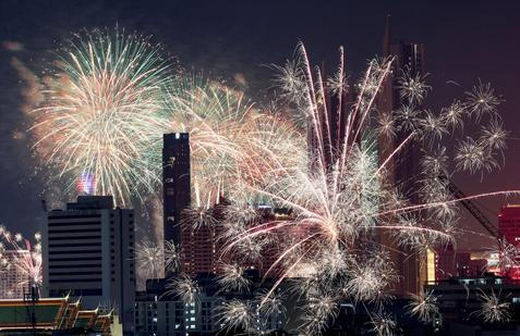 Také obyvatelé Bangkoku přivítali Nový rok tradičně obřím ohňostrojem.