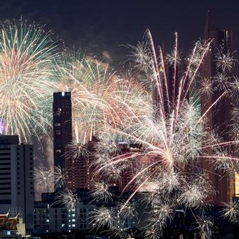 Také obyvatelé Bangkoku přivítali Nový rok tradičně obřím ohňostrojem.
