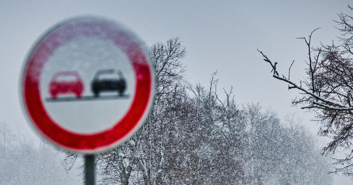 Sněžení zkomplikovalo dopravu, způsobilo nehody i zpoždění autobusů