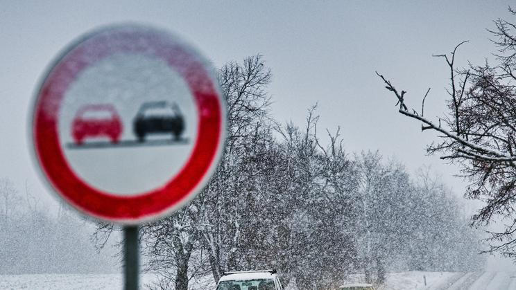 Během silvestrovského večera a noci a první den nového roku bude v Česku dál sněžit; snímek je byl pořízen u Popovic na Brněnsku, 31. prosince 2025.