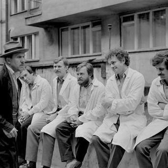 Výrazný podíl na úspěchu seriálu měli také herecké výkony – Jaromír Hanzlík, Josef Vinklář, Eva Hudečková, Petr Nárožný či Svatopluk Skopal vtiskli svým postavám nezaměnitelný charakter.