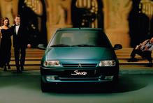 Svět miniaut dnes výrobci hojně opouštějí, protože se finančně nevyplatí. Byla ale doba, kdy se do něj hrnuli ve velkém. Tak se před třiceti lety objevilo Saxo, nástupce letitého Citroënu AX. Dostalo také dvojče v podobě druhé generace Peugeotu 106, která také může být veteránem. Obě auta se dodávala s trojicí i pěticí dveří, a během života dokonce dostala i diesel. Vzácná je elektrická verze. Nástupcem se mimochodem staly typy C1, respektive 107 z Kolína.