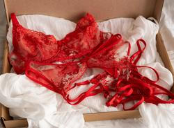 V Itálii si lidé tradičně na Silvestra a Nový rok oblékají červené spodní prádlo. Jde už téměř o (milou) povinnost, známou od dob středověku.