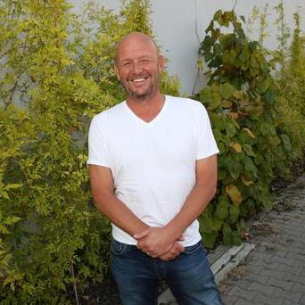 Přes telefonicky asistovanou resuscitaci a následné oživování se herce Pavla Nečase nepodařilo zachránit.