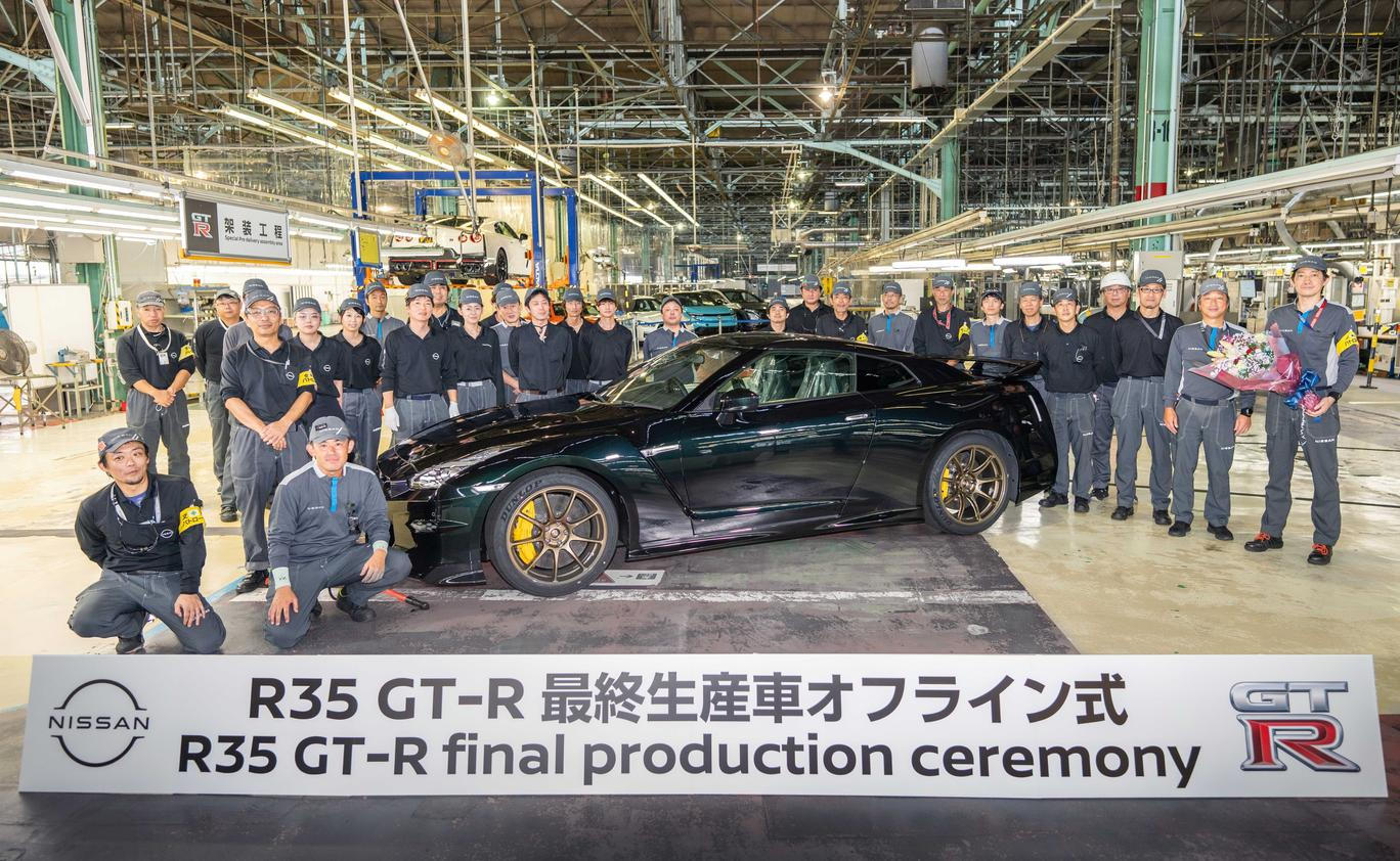 Nissan loni vyrobil v Japonsku poslední kus modelu GT-R.