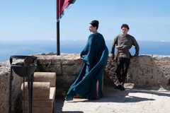 Anne Hathawayová a Tom Holland ve filmu Odyssea.