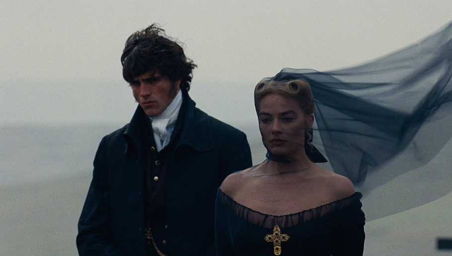 Jacob Elordi a Margot Robbie ve filmu Bouřlivé výšiny.      