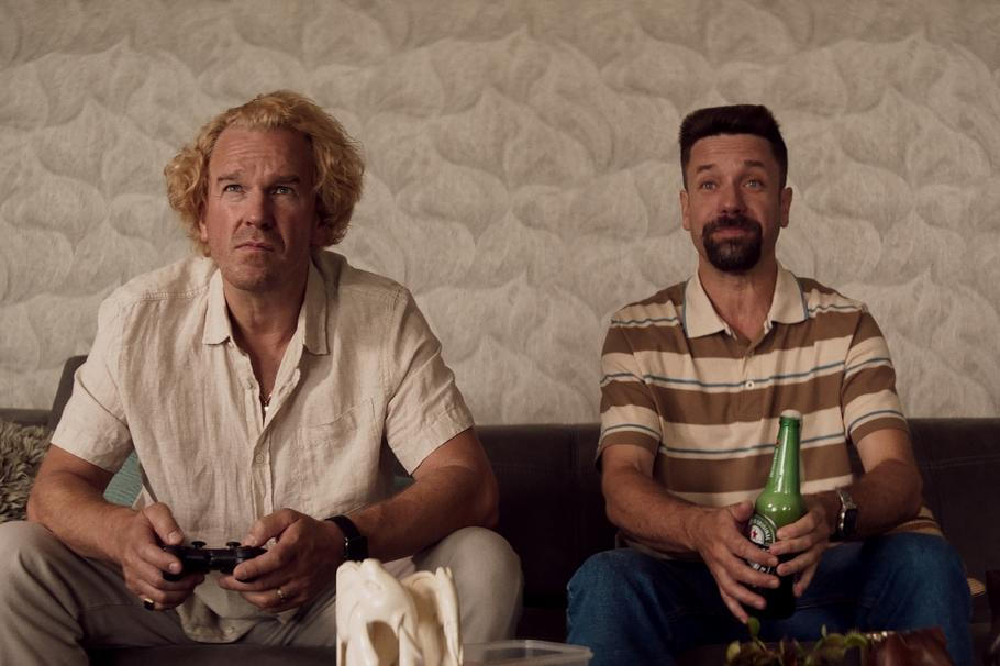 Václav Neužil v roli policajta se Stanislavem Majerem coby mafiánem Asasínem v lupičské komedii Poberta.