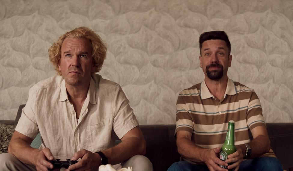 Václav Neužil v roli místního policajta se Stanislavem Majerem coby mafiánem Asasínem v lupičské komedii Poberta.