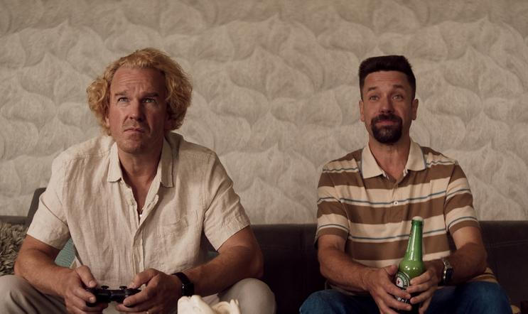 Václav Neužil v roli místního policajta se Stanislavem Majerem coby mafiánem Asasínem v lupičské komedii Poberta.