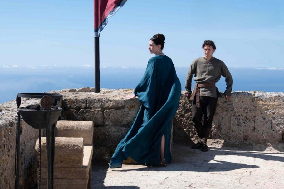 Anne Hathawayová a Tom Holland ve filmu Odyssea.        