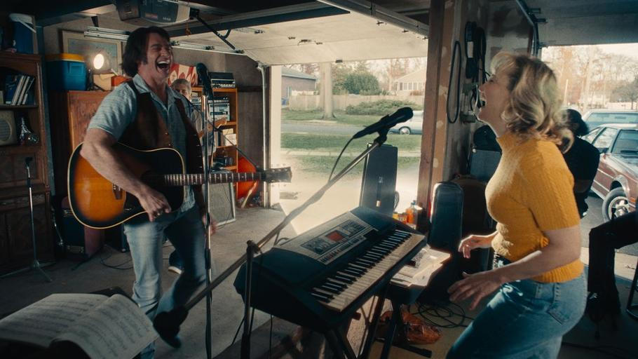 Kate Hudsonová a Hugh Jackman v hudebním filmu Smutný song.