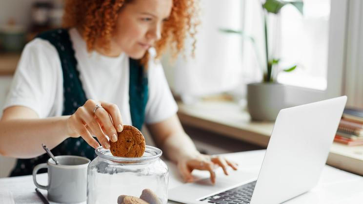 Zobání v kanceláři u stolu