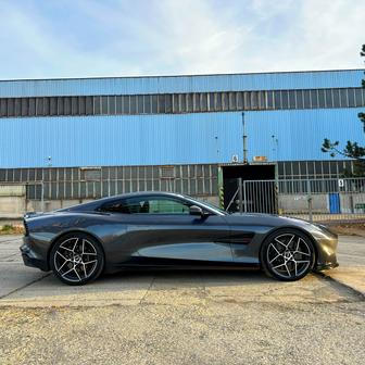 Aston Martin Vanquish.