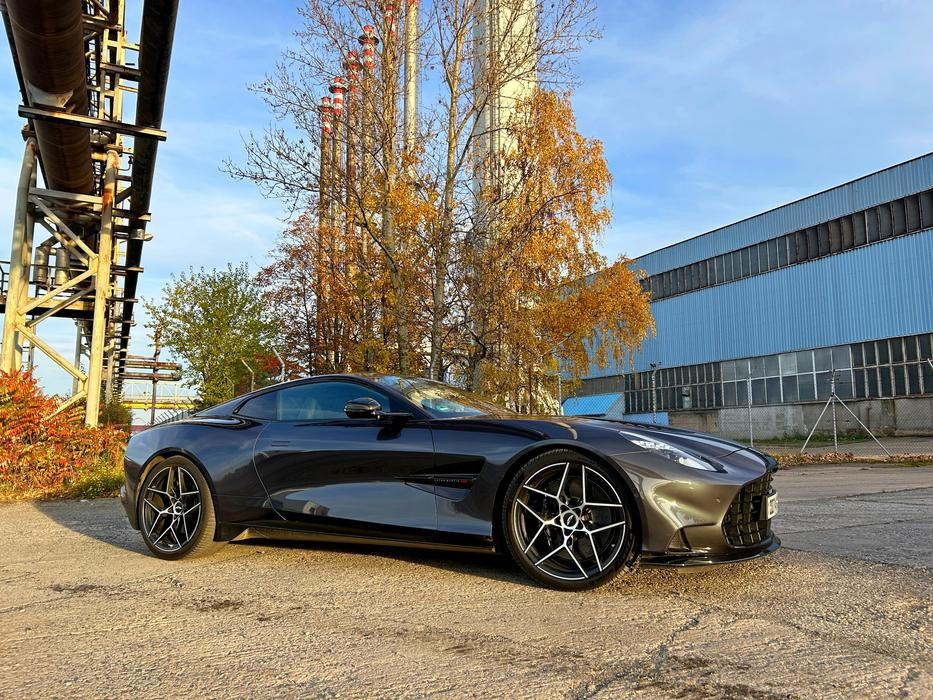 Aston Martin Vanquish.