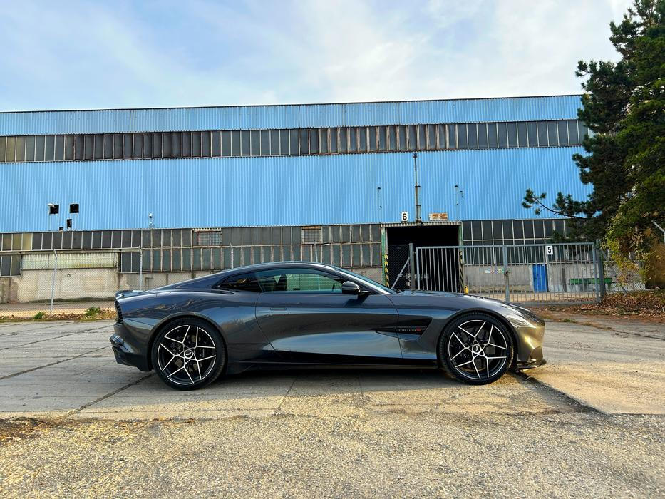 Aston Martin Vanquish.