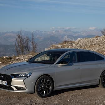 Na jaře skončila v Číně výroba sedanu DS 9, kterým se Francouzi snažili konkurovat Audi A6 nebo BMW řady 5. Ačkoliv design exteriéru i interiéru nepostrádal francouzskou eleganci, image německých rivalů DS 9 nedosáhla. Zájemci o sedan DS jsou tak odkázáni na elektromobil No8.