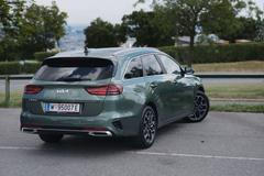 O prázdninách Kia vyrobila v Žilině poslední kus kompaktního modelu Ceed. Ten se v posledních měsících nabízel jako hatchback a kombi, jeho místo na výrobní lince zaujal elektrický kompakt EV4. Z rodiny Ceed už se na Slovensku vyrábí jen SUV XCeed, zároveň z Mexika Korejci vozí model K4, nástupce Ceedu.